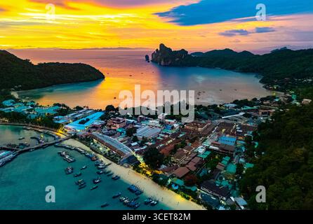Tramonto sull'isola di Phi Phi nella provincia di Krabi, Thailandia Foto Stock