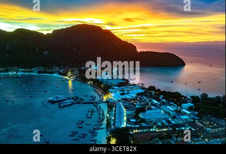 Tramonto sull'isola di Phi Phi nella provincia di Krabi, Thailandia Foto Stock