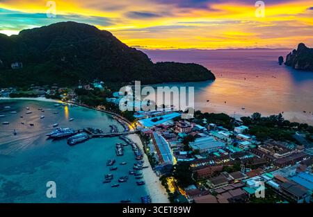 Tramonto sull'isola di Phi Phi nella provincia di Krabi, Thailandia Foto Stock