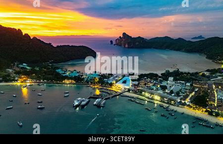 Tramonto sull'isola di Phi Phi nella provincia di Krabi, Thailandia Foto Stock