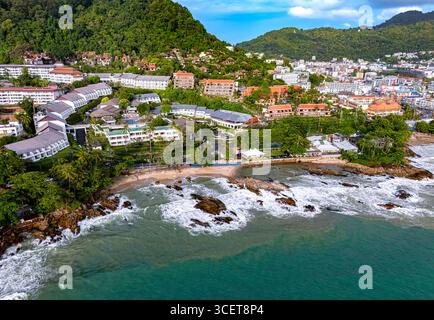 Vista aerea della spiaggia di Kalim a Patong sull'isola di Phuket, Thailandia Foto Stock