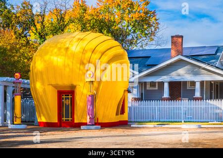 Winston-Salem, Carolina del Nord, USA - 26 ottobre 2023: Ultima stazione di servizio Shell Oil Clamshell in esistenza Foto Stock