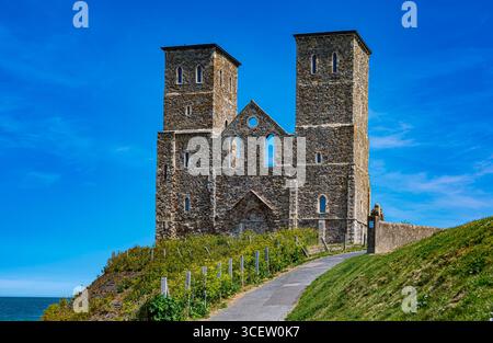 Vista delle iconiche Torri Reculver , vicino a Herne Bay, Kent, in una splendida giornata primaverile Foto Stock