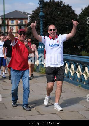 I tifosi del Nottingham Forest hanno camminato sopra Trent Bridge durante la partita di calcio di Premier League tra Nottingham Forest e Brentford FC allo stadio City Ground. Punteggi finali; Nottingham Forest 3 : 1 Brentford FC. Foto Stock