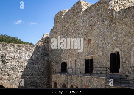 mura di una fortezza medievale in romania in una giornata di sole. un punto di riferimento storico con mura in pietra e porte ad arco, è una testimonianza della ricchezza d'europa Foto Stock