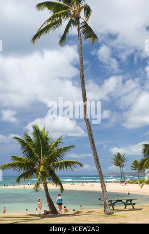Per coloro che godono di una calda giornata di sole presso Poipu Beach Park, Kauai, Hawaii, STATI UNITI D'AMERICA Foto Stock