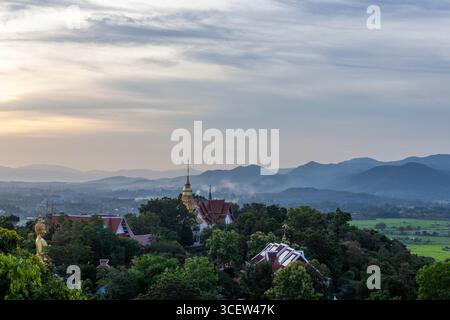 Vista del tempio Doi Saket e del paesaggio della Thailandia settentrionale vicino alla città di Chiang mai. Foto Stock