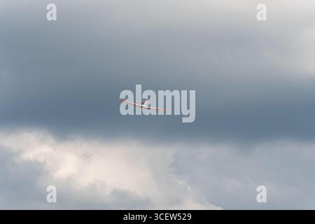 Aereo che vola testa a testa attraverso il cielo nuvoloso e spettacolare con ampio spazio negativo per testo o design Foto Stock
