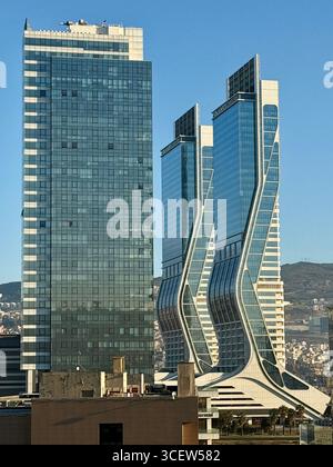 Turchia, Smirne 14/04/2025: Torri Folkart. Un giorno d'affari in città. Grattacieli. Città Foto Stock