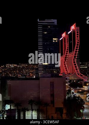 Turchia, Smirne 14/04/2025: Torri Folkart. Città notturna. Illuminazione luminosa degli edifici. Grattacieli. Strada, fari auto. Romantica città notturna Foto Stock