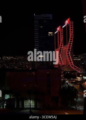 Turchia, Smirne 14/04/2025: Torri Folkart. Città notturna. Illuminazione luminosa degli edifici. Grattacieli. Strada, fari auto. Romantica città notturna Foto Stock