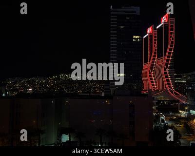 Turchia, Smirne 14/04/2025: Torri Folkart. Città notturna. Illuminazione luminosa degli edifici. Grattacieli. Strada, fari auto. Romantica città notturna Foto Stock