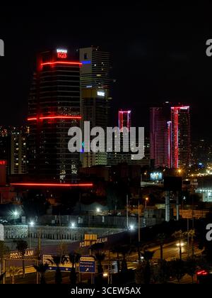 Turchia, Smirne 14/04/2025: Città notturna. La città di Smirne di notte. Illuminazione luminosa degli edifici. Grattacieli. Strada, fari auto. Romantica città notturna Foto Stock