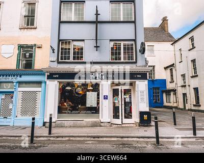 La facciata di un negozio con un cartello con la scritta "The Fog Trip". Il negozio si trova su una strada con altri edifici sullo sfondo. Kilkenny, Irlanda Foto Stock