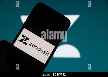 Rheinbach, Germania 18 agosto 2025, il logo del marchio del software basato su cloud "Zendesk" sul display di uno smartphone (attenzione al logo del marchio) Foto Stock