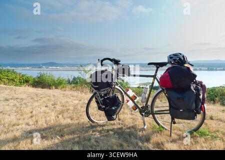 A pieno carico delle biciclette da turismo con gerle attaccato alla parte anteriore e posteriore rack, Vancouver, Washington, Stati Uniti d'America Foto Stock