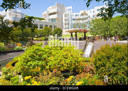Research Institute presso il Getty Center visto dal colorato giardino centrale, Los Angeles, California, Stati Uniti d'America Foto Stock