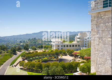 Santa Monica montagne dietro l istituto di ricerca e nel giardino centrale presso il Getty Center di Los Angeles, California, Stati Uniti d'America Foto Stock