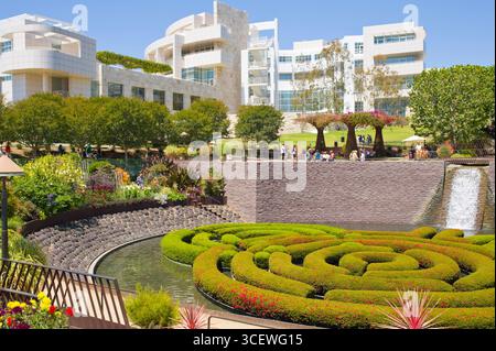 Research Institute presso il Getty Center visto dal colorato giardino centrale, Los Angeles, California, Stati Uniti d'America Foto Stock