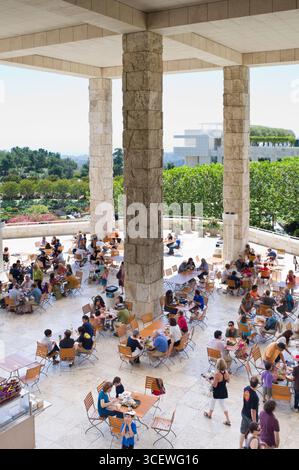 La gente seduta ai tavoli a mangiare il pranzo in terrazza giardino Café, Getty Center di Los Angeles, California, Stati Uniti d'America Foto Stock
