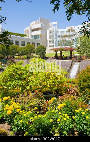 Research Institute presso il Getty Center visto dal colorato giardino centrale, Los Angeles, California, Stati Uniti d'America Foto Stock