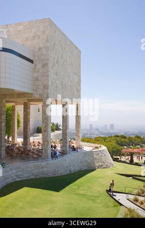 Alti edifici di West Los Angeles in lontananza il giardino terrazza caffetteria in primo piano, Getty Center di Los Angeles, California, Stati Uniti d'America Foto Stock