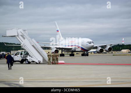 Anchorage, Alaska, Stati Uniti. 15 agosto 2025. L'aereo del presidente russo Vladimir Putin atterra alla base congiunta Elmendorf Richardson ad Anchorage, Alaska, venerdì 15 agosto 2025. (Credit Image: © Daniel Torok/White House/ZUMA Press Wire) SOLO PER USO EDITORIALE! Non per USO commerciale! Foto Stock
