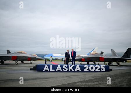 Anchorage, Alaska, Stati Uniti. 15 agosto 2025. Il presidente Donald Trump saluta il presidente russo Vladimir Putin alla base congiunta Elmendorf Richardson ad Anchorage, Alaska, venerdì 15 agosto 2025. (Credit Image: © Daniel Torok/White House/ZUMA Press Wire) SOLO PER USO EDITORIALE! Non per USO commerciale! Foto Stock