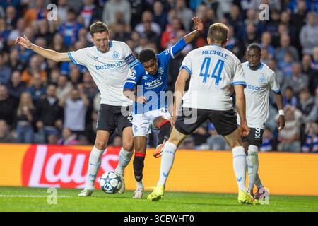 19 agosto 2025. Glasgow, Regno Unito. I Rangers FC hanno giocato il Club Brugge FC allo stadio Ibrox di Glasgow, Scozia, nel play-off della UEFA Champions League, andata. Il punteggio finale è stato Rangers 1 - 3 Brugge. Jayden Meghoma (R30) prende il pallone da Hans Vanaken (B20).credito: Findlay / Alamy Live News Foto Stock