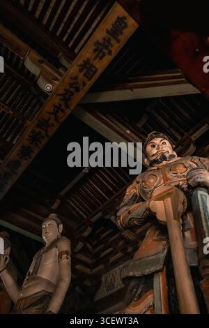 Intricati dettagli del tempio tradizionale cinese con sculture e antiche iscrizioni Foto Stock