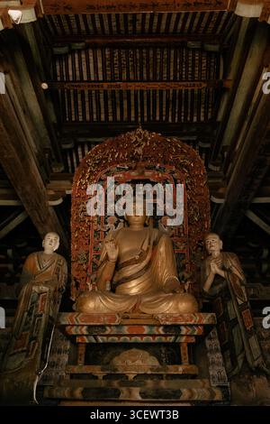 Storico tempio cinese con sculture intricate e un importante idolo di Buddha Foto Stock