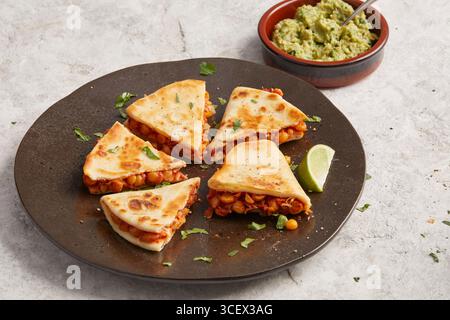 Tortilla di farro con salsa e ceci Foto Stock