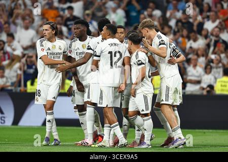 Madrid, Spagna. 19 agosto 2025. Kylian Mbappe (Real) calcio: Mbappe festeggia il suo gol con i giocatori della squadra durante la partita spagnola "LaLiga EA Sports" tra il Real Madrid CF - CA Osasuna all'Estadio Santiago Bernabeu di Madrid, Spagna. Crediti: Mutsu Kawamori/AFLO/Alamy Live News Foto Stock