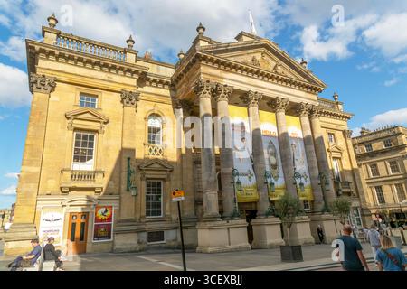 Architettura in stile georgiano del Theatre Royal Building, Grey Street, centro città di Newcastle upon Tyne, Tyne and Wear, Inghilterra, Regno Unito Foto Stock