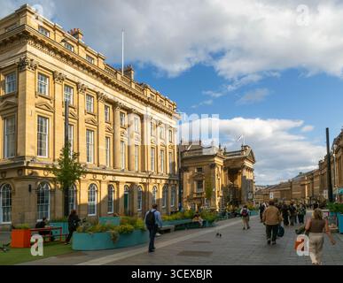 Architettura in stile georgiano di edifici in Grey Street, centro città di Newcastle upon Tyne, Tyne and Wear, Inghilterra, Regno Unito Foto Stock