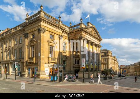 Architettura in stile georgiano del Theatre Royal Building, Grey Street, centro città di Newcastle upon Tyne, Tyne and Wear, Inghilterra, Regno Unito Foto Stock