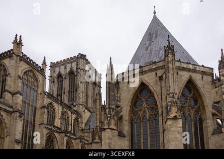 Vista esterna di una storica cattedrale in stile gotico caratterizzata da alte torri, archi a punta e vetrate colorate Foto Stock
