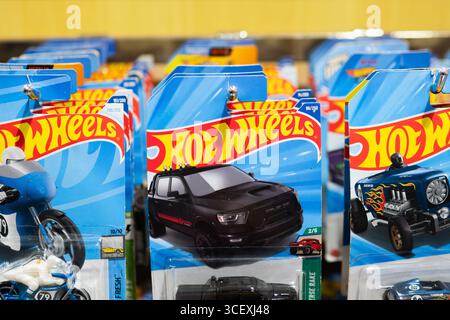 Bangkok, Tailandia - 16 agosto 2025: Hot Wheels, modellini di automobili, esposti sulla corsia dei giocattoli. Foto Stock