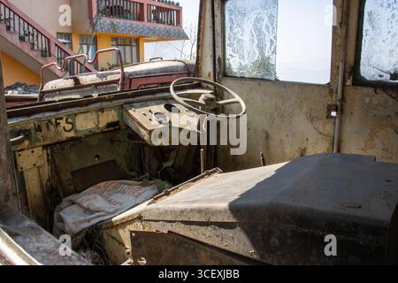 KURSEONG, BENGALA OCCIDENTALE, INDIA - 11 FEBBRAIO 2024 stazione dei vigili del fuoco di Kurseong su Hill Cart Road, vecchio veicolo storico dei vigili del fuoco d'epoca Foto Stock