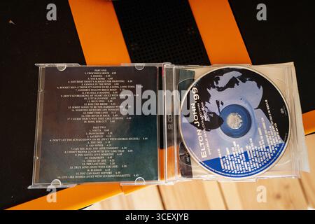 Lymshory, Ucraina - 31 luglio 2025: Primo piano di un doppio CD di Elton John che mostra i dettagli del brano e il design della copertina Foto Stock