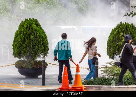 Seoul, Repubblica di Corea. 20 agosto 2025. I cittadini di Seoul corrono per ripararsi in rifugi in mezzo al fumo di un finto incendio durante l'esercizio di difesa civile 2025. Crediti: Daniyar Atadjanov/Alamy Live News Foto Stock