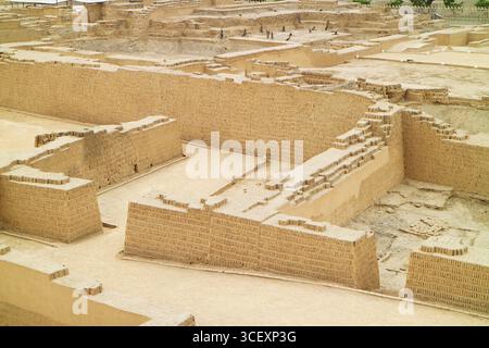 Ricostruite le rovine di Huaca Pucllana, il sito cerimoniale e amministrativo pre-inca, situato nel distretto di Miraflores di Lima, Perù, Sud America Foto Stock
