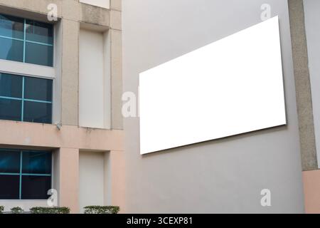 Grande cartellone bianco sulla parete esterna dell'edificio con spazio vuoto bianco, perfetto per mockup pubblicitario, promozione commerciale, modello di business design Foto Stock