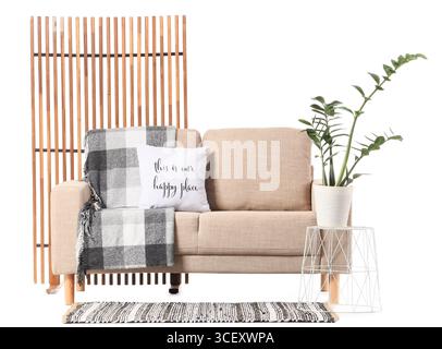 Moderno divano beige, schermo pieghevole e pianta isolata su sfondo bianco Foto Stock