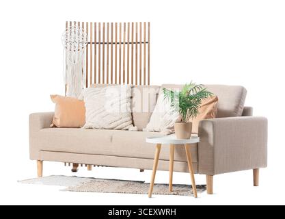 Moderno divano beige, schermo pieghevole e tavolo isolato su sfondo bianco Foto Stock