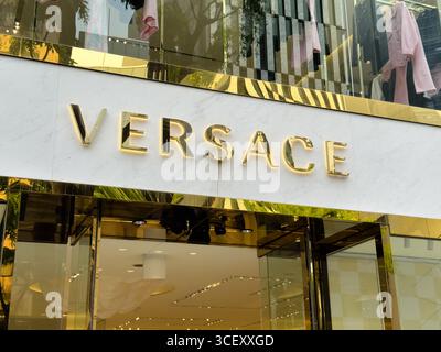 Versace Tokyo Ginza. Versace, negozio di moda di lusso italiano a Ginza, l'esclusivo quartiere dello shopping di Tokyo, in Giappone. Foto Stock