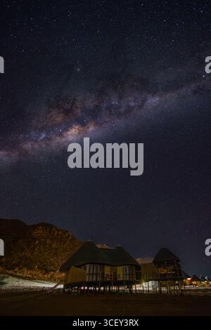 Via Lattea su capanne di paglia nel deserto della Namibia a Sousvlei. Foto Stock