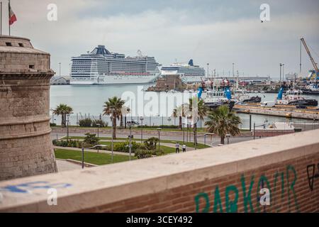 Civitavecchia, italia 20 agosto 2025: Grandi navi da crociera attraccano al porto di civitavecchia, con lo storico forte michelangelo che sorge in primo piano nel for Foto Stock