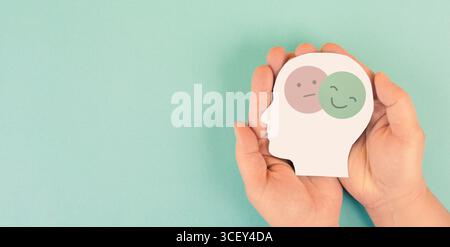 Triste a felice sorridente caricamento della faccia, salute mentale, atteggiamento, mente positiva e negativa, influenza emozione, sostegno e depressione Foto Stock