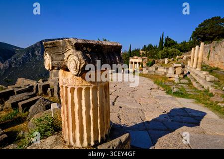 Grecia, Focide, Delfi, sito patrimonio dell'umanità dell'UNESCO, Santuario di Apollo, la via Sacra, il Portico degli Ateniesi e il Tesoro ateniese Foto Stock